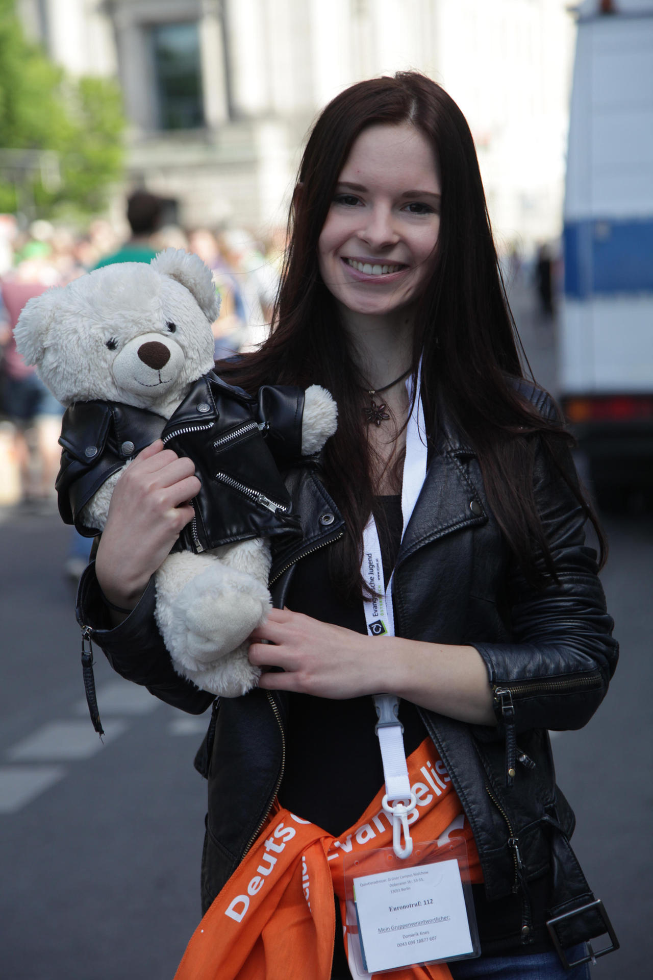 Valerie Eberle ist mit ihrem Teddy aus dem österreichischen Graz angereist. „Glaube spielt für mich  nur zu einem gewissen Grad eine Rolle. Man muss Sinn für Gemeinschaft und Toleranz pflegen.“