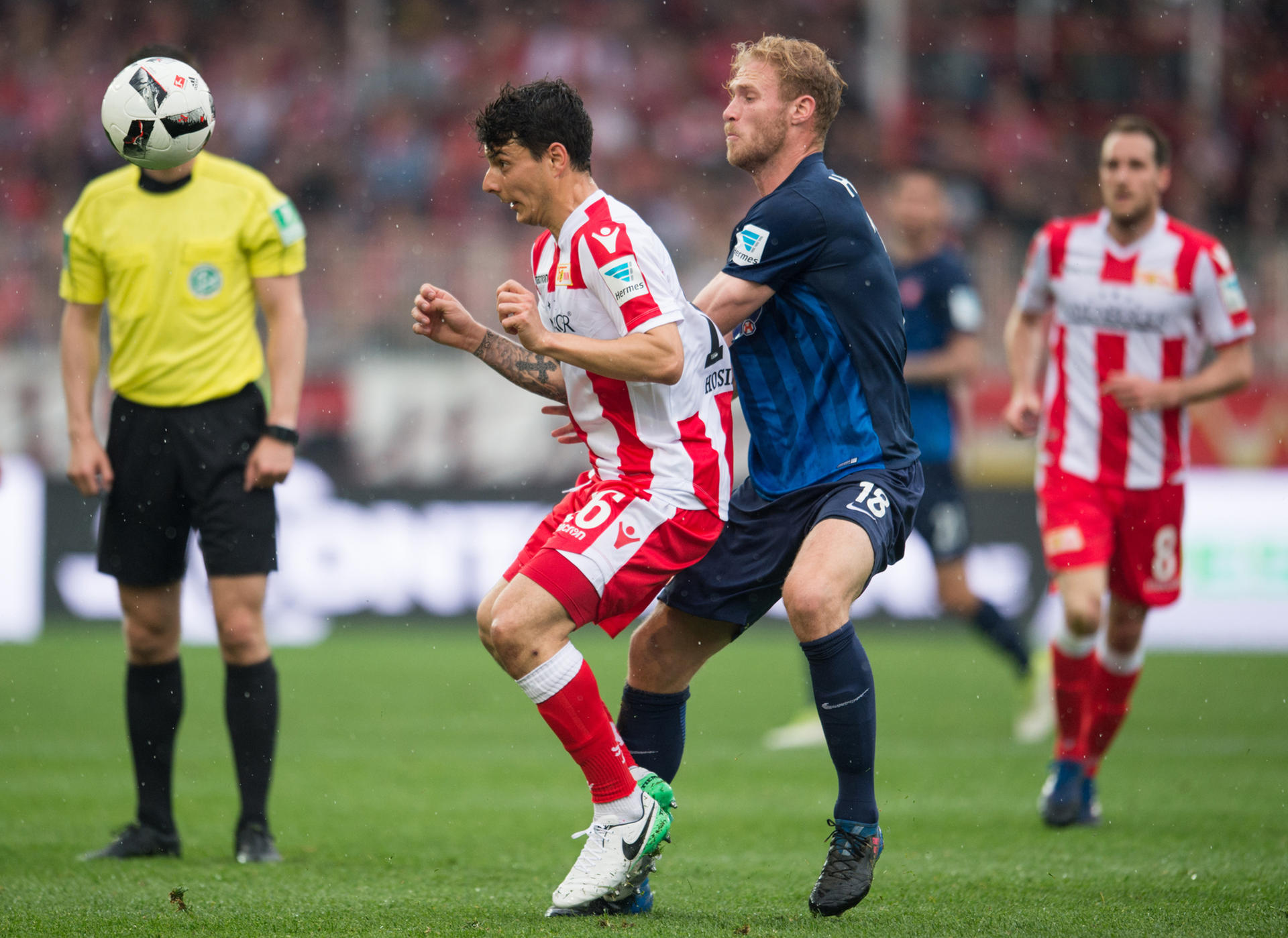 Tanz um den Ball zwischen Unions Philipp Hosiner und Sebastian Griesbeck (Heidenheim).