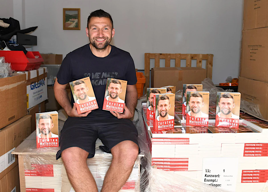 Ex-Unioner Torsten Mattuschka präsentiert stolz seine Biografie.