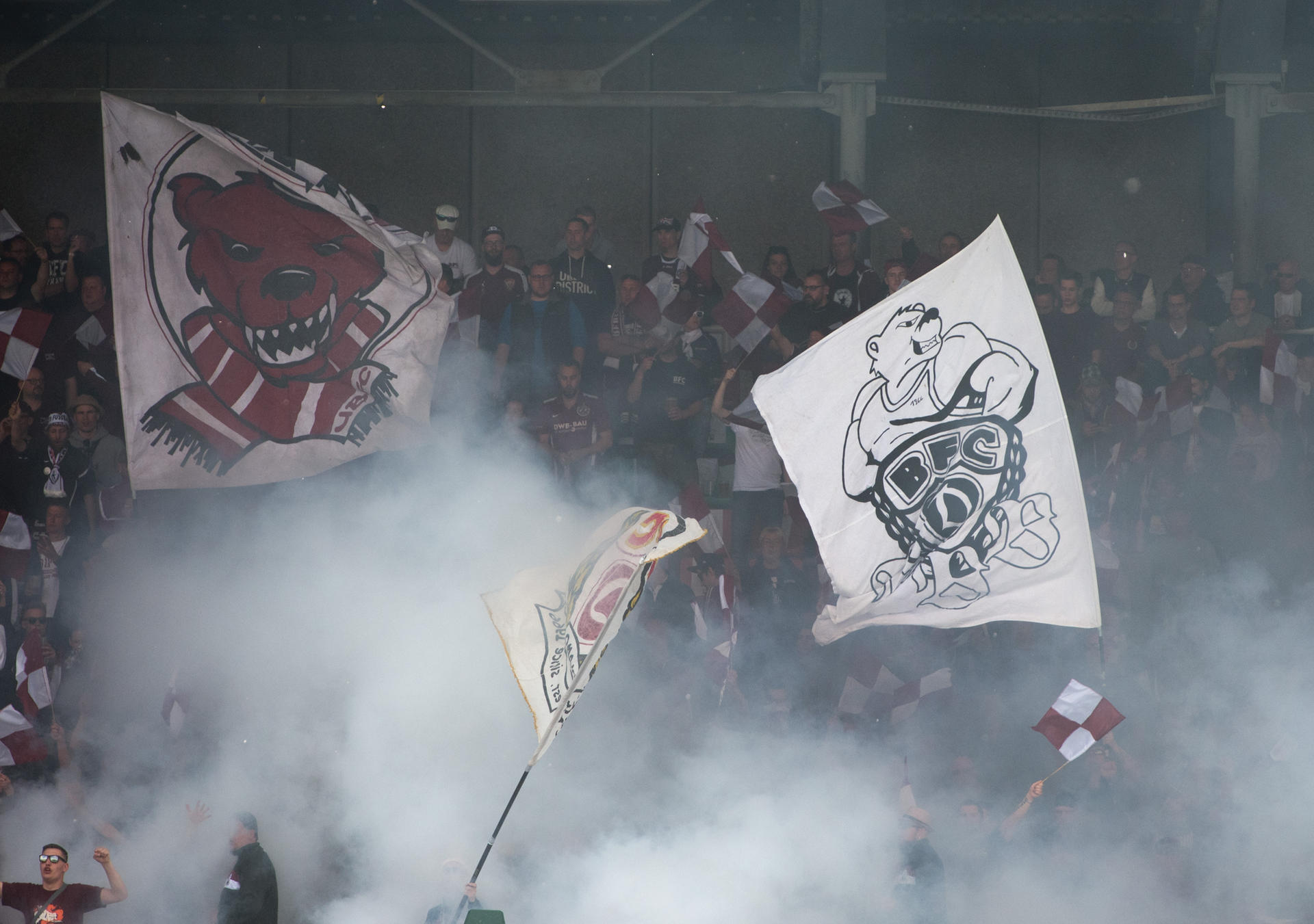Die BFC-Fans begrüßten ihre Mannschaft zu Spielbeginn mit viel Qualm und Pyrotechnik. 