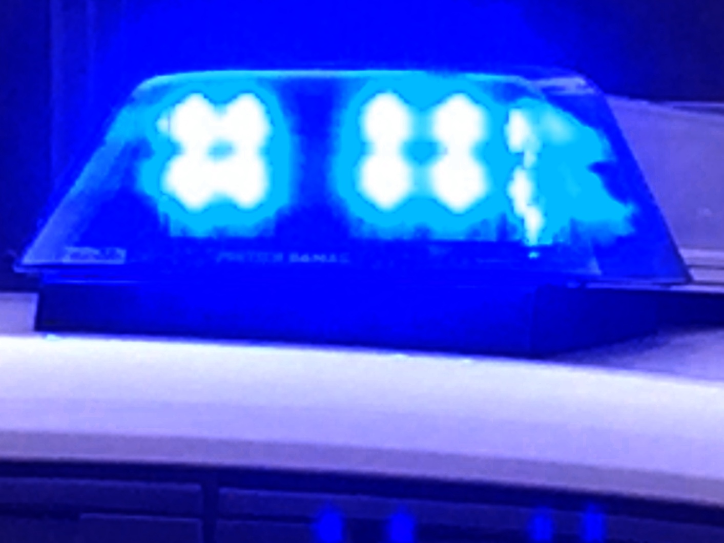 Image - Mit Handy gespielt: Radlerin kracht ungebremst in Streifenwagen