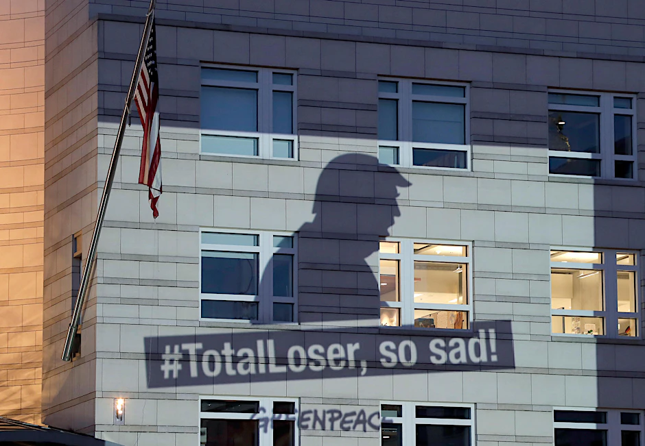 «#TotalLoser, so sad!» («Totaler Verlierer, so traurig») wurde an die Fassade der US-Botschaft gestrahlt. 
