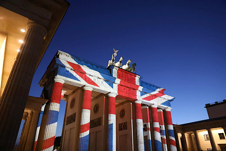 Das Brandenburger Tor in den Farben des Union Jack.