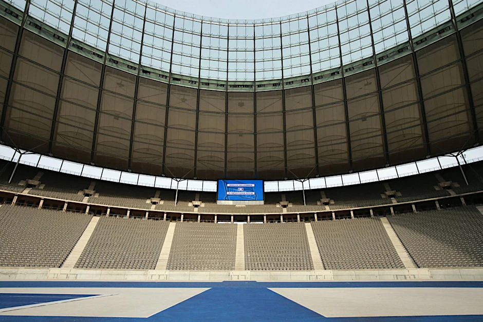 Ein menschenleeres Olympiastadion.