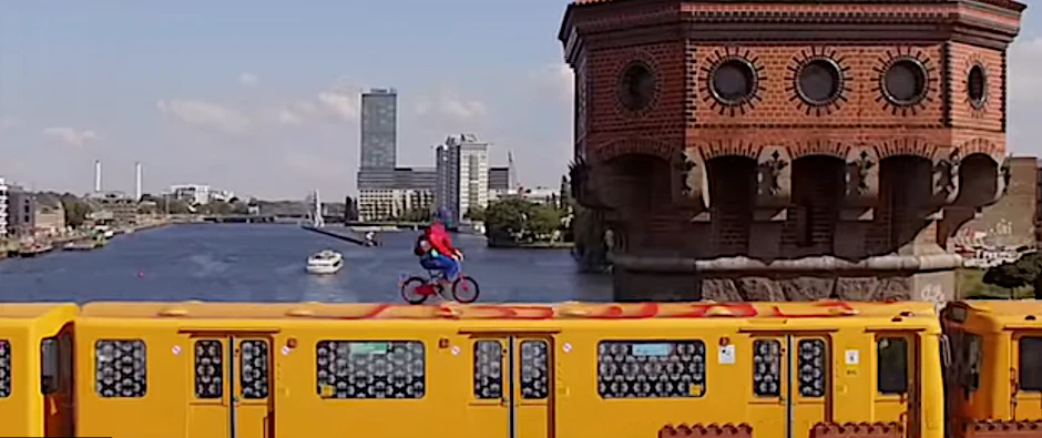 Dieser waghalsige Ritt über eine fahrende U-Bahn wurde wohl mit einer Kamera-Drohne aufgenommen.
