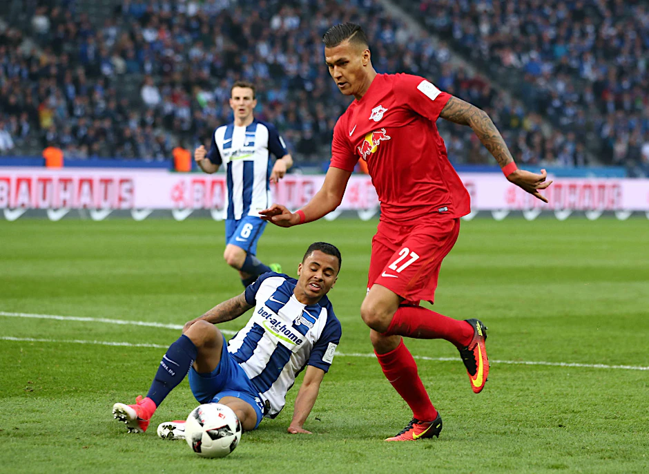 Blinder Aktionismus: Herthas Allan versucht, den noch Leipziger Davie Selke zu stoppen. Betonung liegt auf: versucht. Selke trifft zum 3:1 im Olympiastadion.