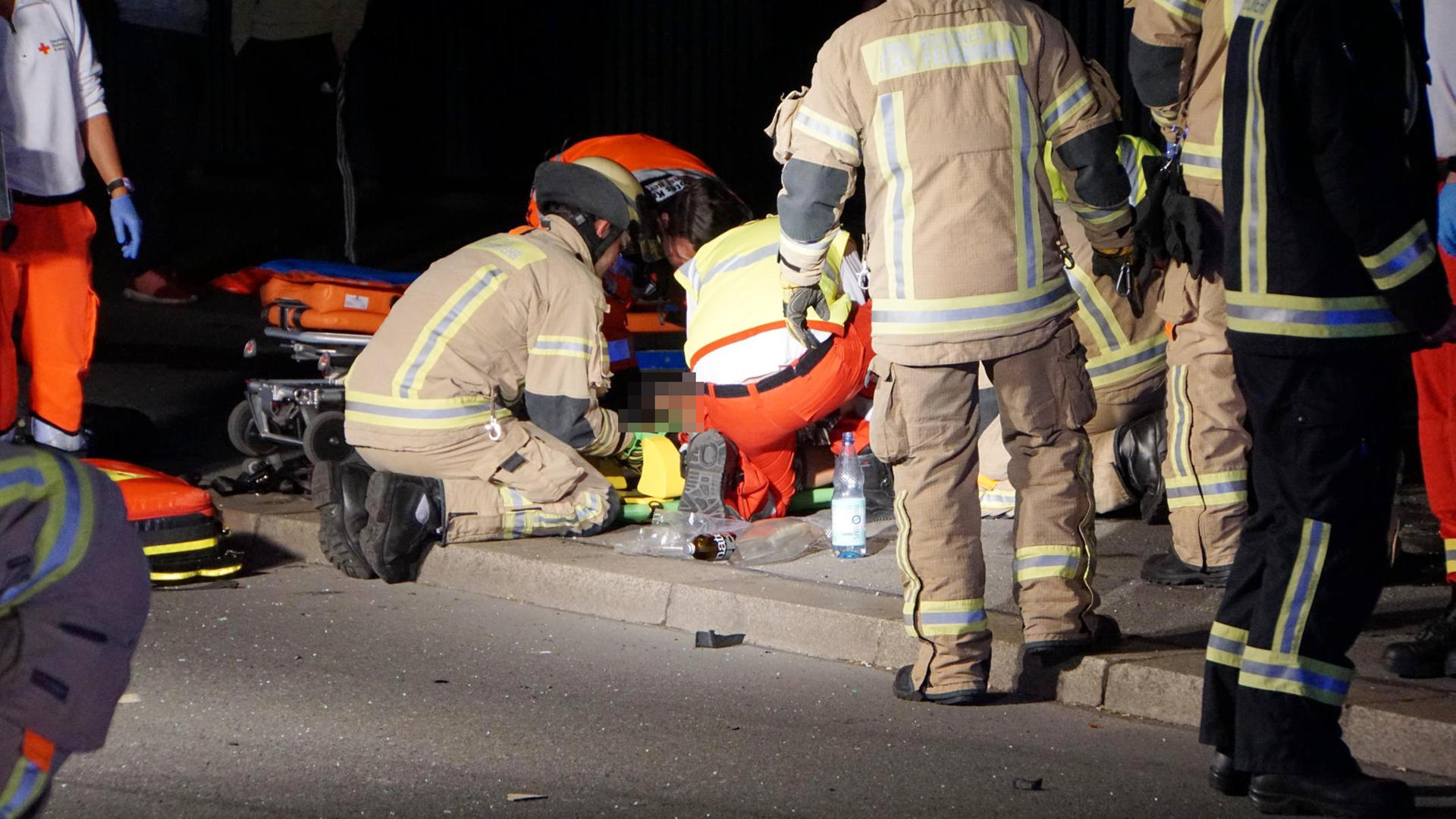 Rettungskräfte versorgen den Verletzten am Unfallort.