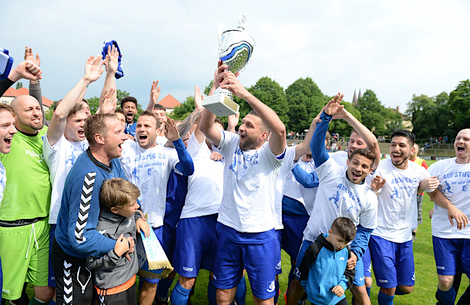 So sehen Sieger aus: Altgliencke jubelt über den Aufstieg in die Regionalliga.