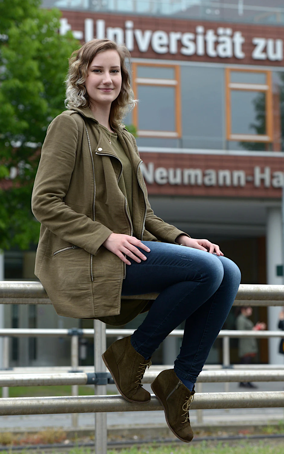 Nika vor dem Uni-Gebäude in Adlershof. Die junge Frau studiert technische Informatik, testet gerade neuartige Navigationssysteme.
