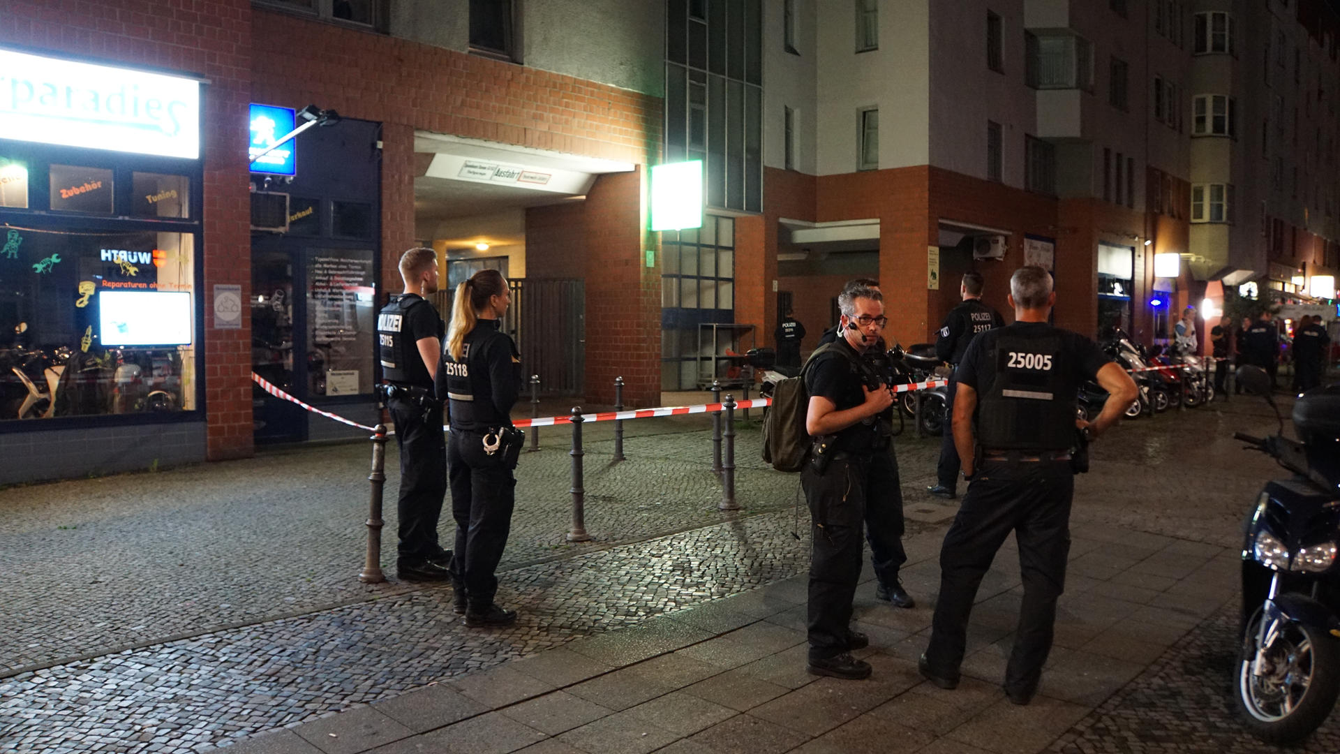 Das Haus ist  bis weit nach Mitternacht wegen der Spurensuche abgesperrt.