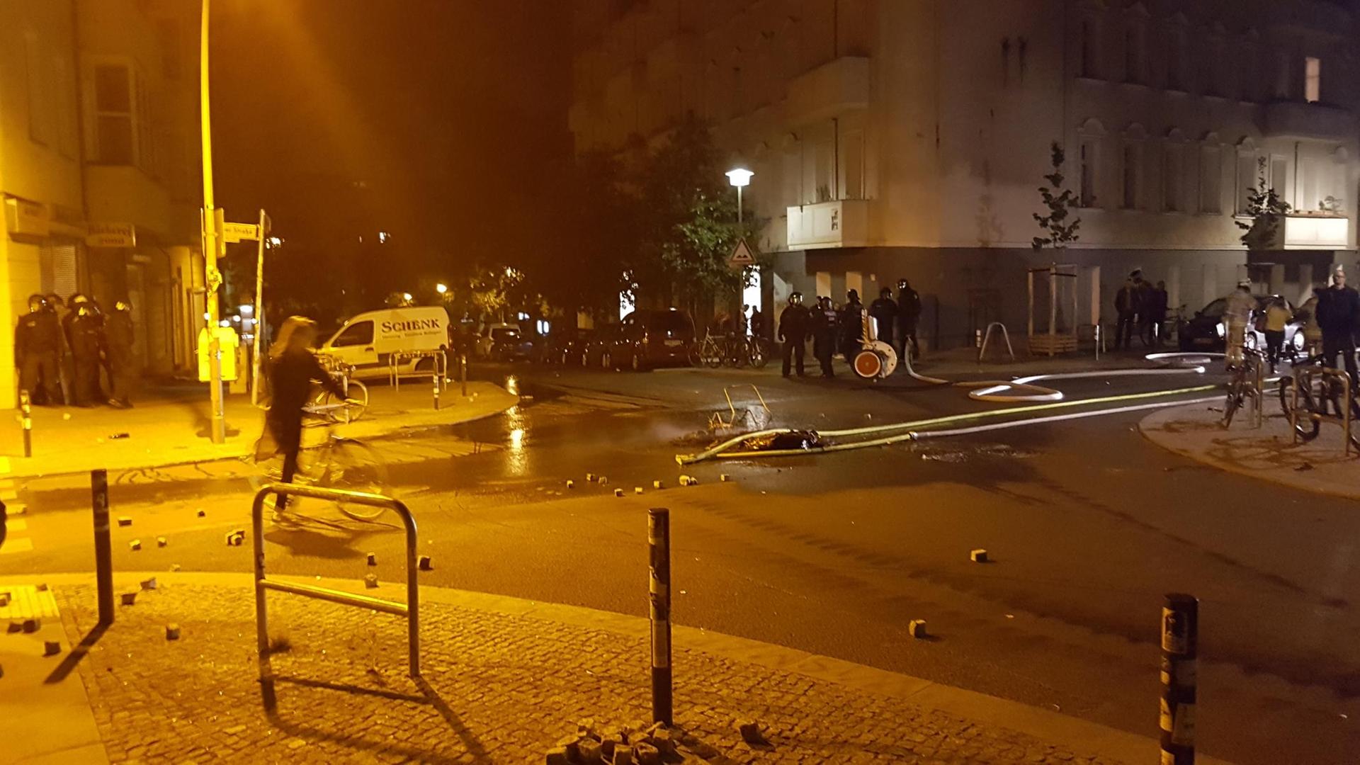 Dutzende Randalierer sind in der Nacht zum Samstag durch die Rigaer Straße in Friedrichshain gezogen. 