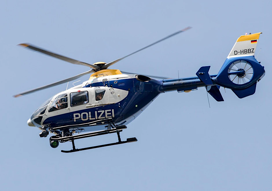 Polizei macht mit Hubschraubern Jagd auf die Bahn-Attentäter.