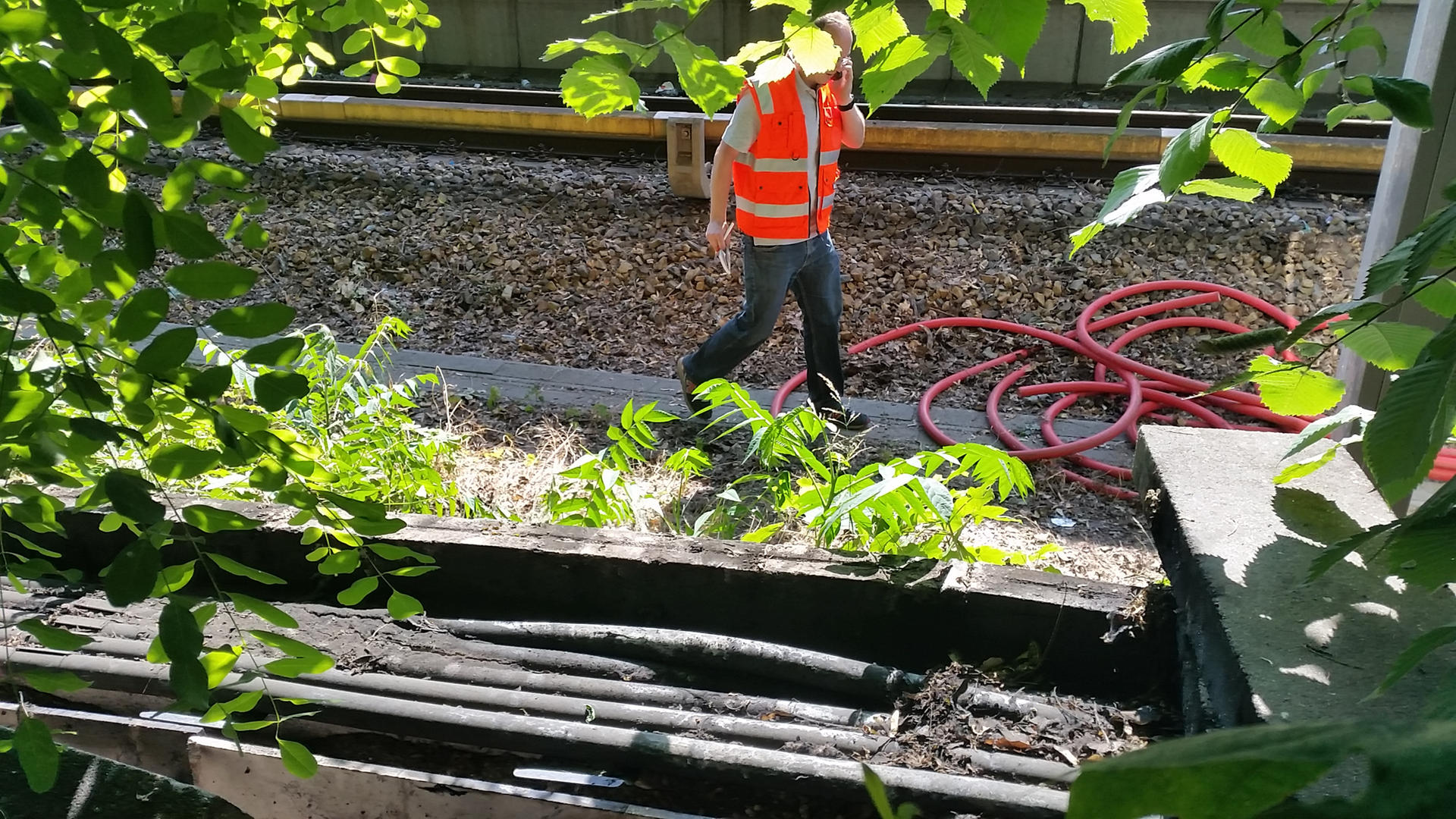 Dieser verbrannte Kabelschacht sorgte für ein Verkehrschaos im S-Bahnverkehr. Die Täter hatten hier einen Brandanschlag verübt. 