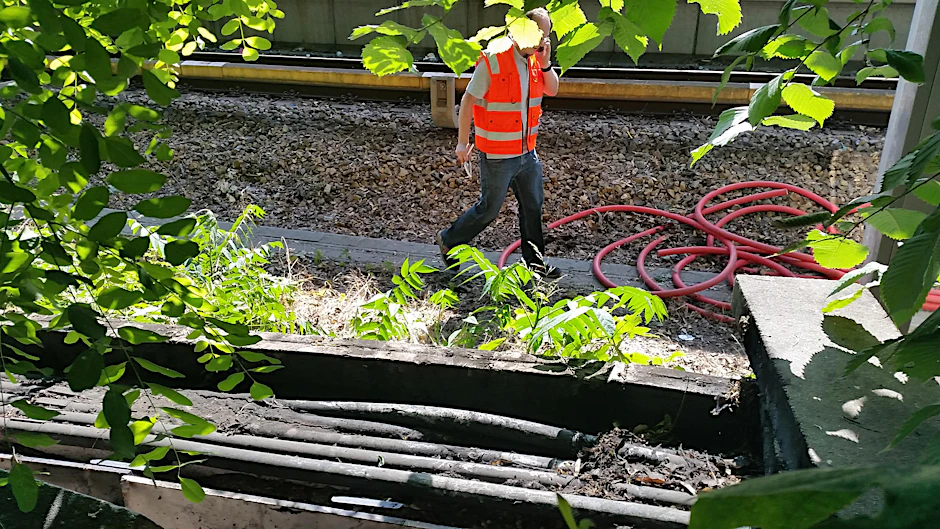 Dieser verbrannte Kabelschacht sorgte für ein Verkehrschaos im S-Bahnverkehr. Die Täter hatten hier einen Brandanschlag verübt. 