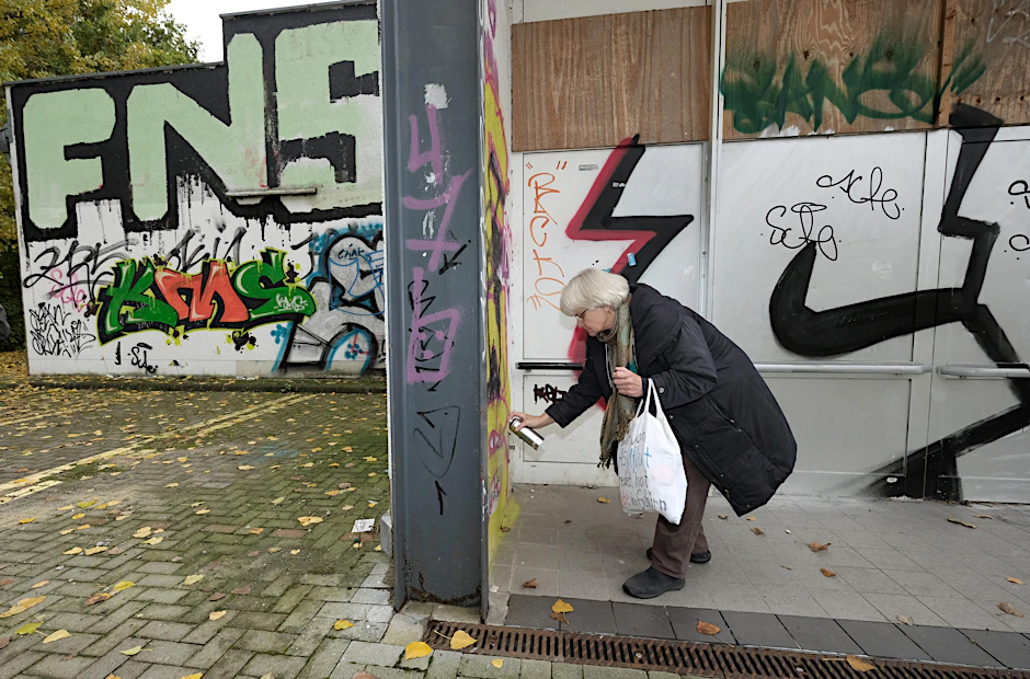 Irmela Mensah-Schramm würde lieber ins Gefängnis gehen, als mit ihren Sprüh-Aktionen aufzuhören.