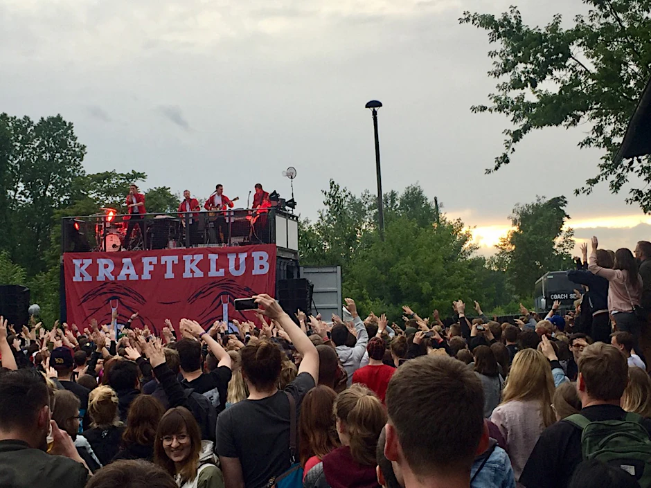 Kraftklub rockte auf einem Container.