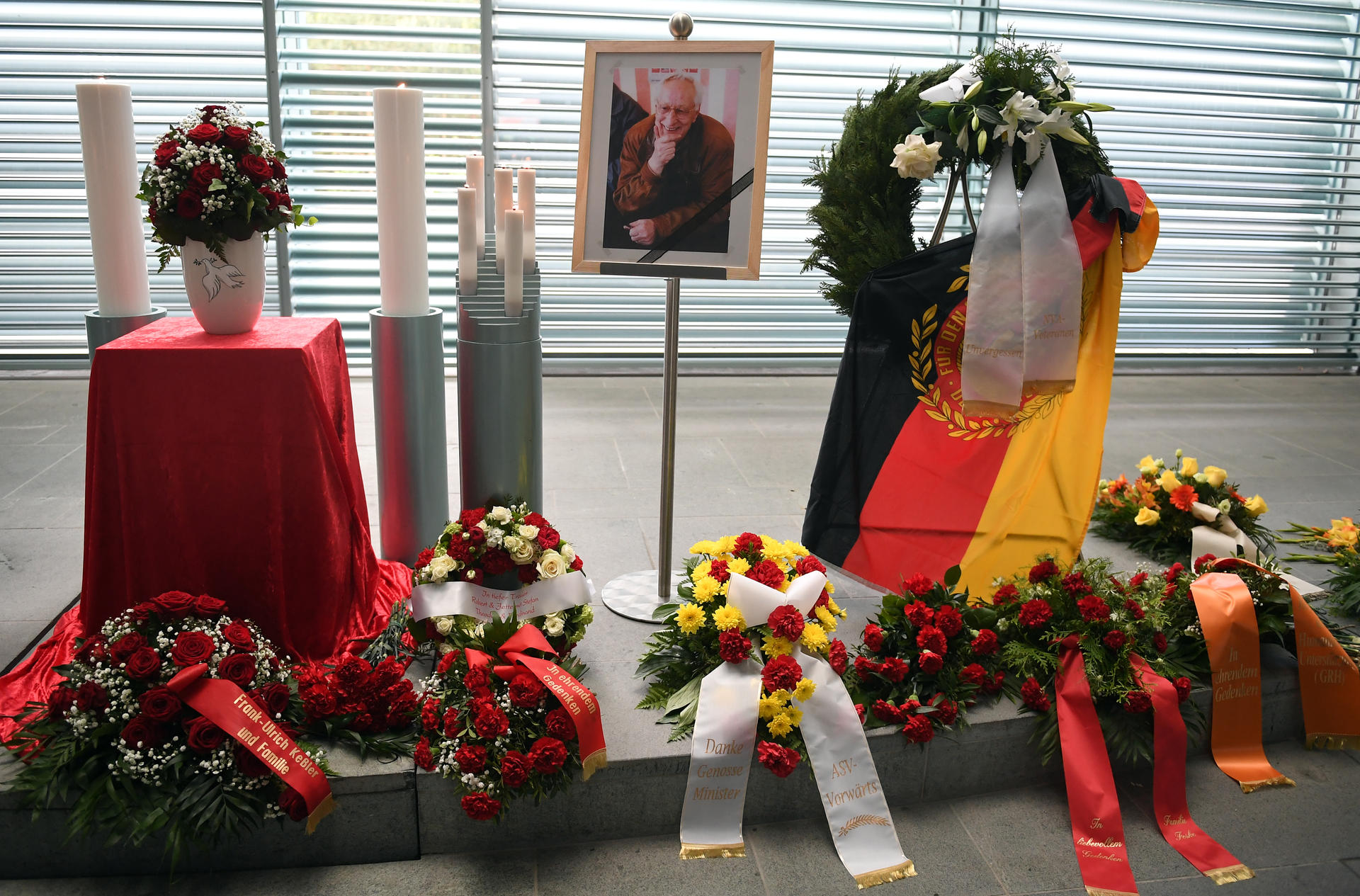 Ein Porträt des früheren DDR-Verteidigungsminister Heinz Keßler steht auf dem Friedhof Baumschulenweg bei der Trauerfeier für die Beisetzung.