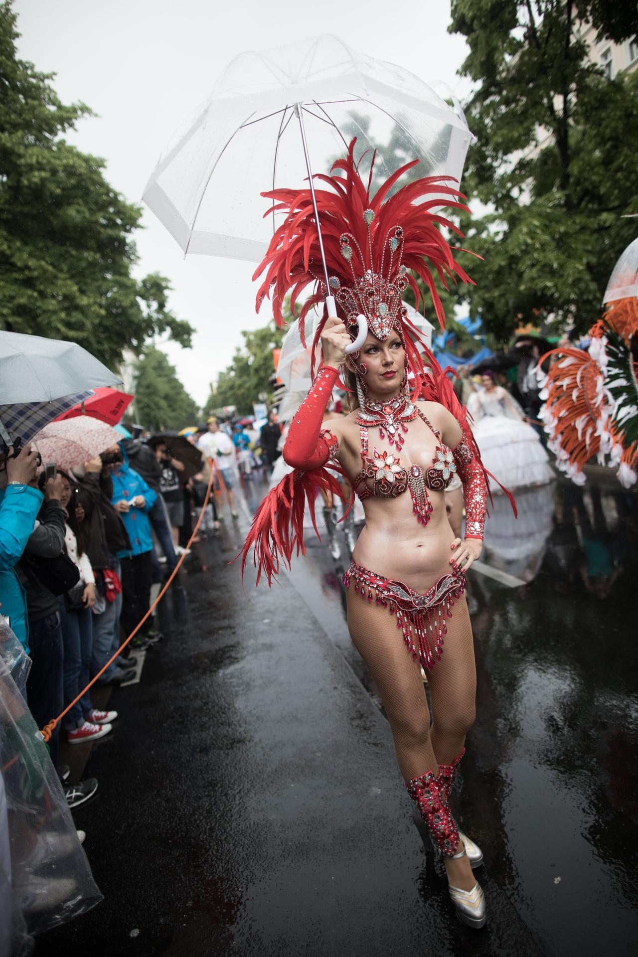 Trotz Regens nehmen zahlreiche leicht bekleidete Tänzerinnen am 22. Karneval der Kulturen teil.