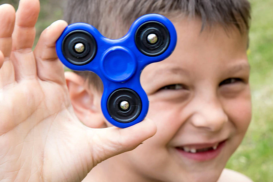 Einige Schulen verbannten die Spielzeuge, weil die Kinder sie nicht mehr aus der Hand legen wollten.