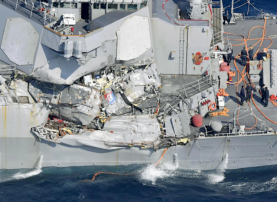 Die rechte Seite der "USS Fitzgerald " ist nach dem Zusammenstoß schwer beschädigt.