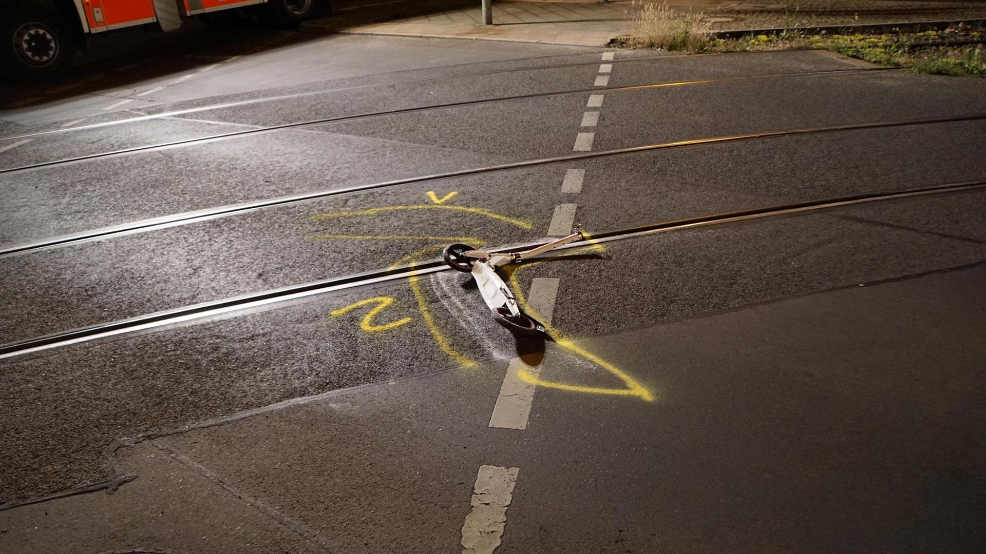 Der zerstörte Roller der 19-Jährigen.