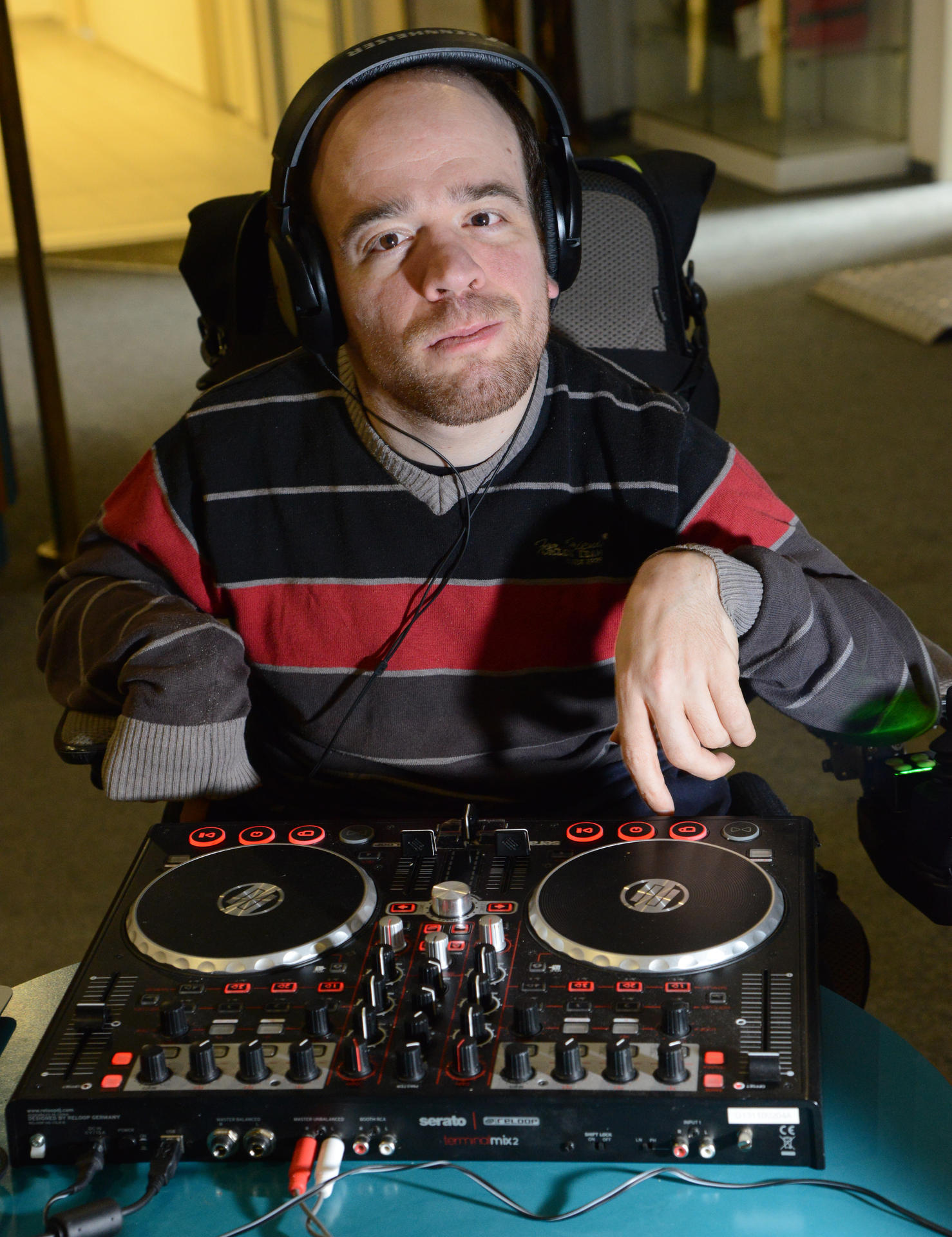 „Das DJ-Pult zu bedienen fällt mir nicht schwerer als andere Dinge im Alltag“, sagt Mike Ruppert. Wer ihn buchen möchte, kann über Facebook (www.facebook.com/djmikeruppert) oder per Mail (mikeruppert81@web.de) Kontakt aufnehmen. 