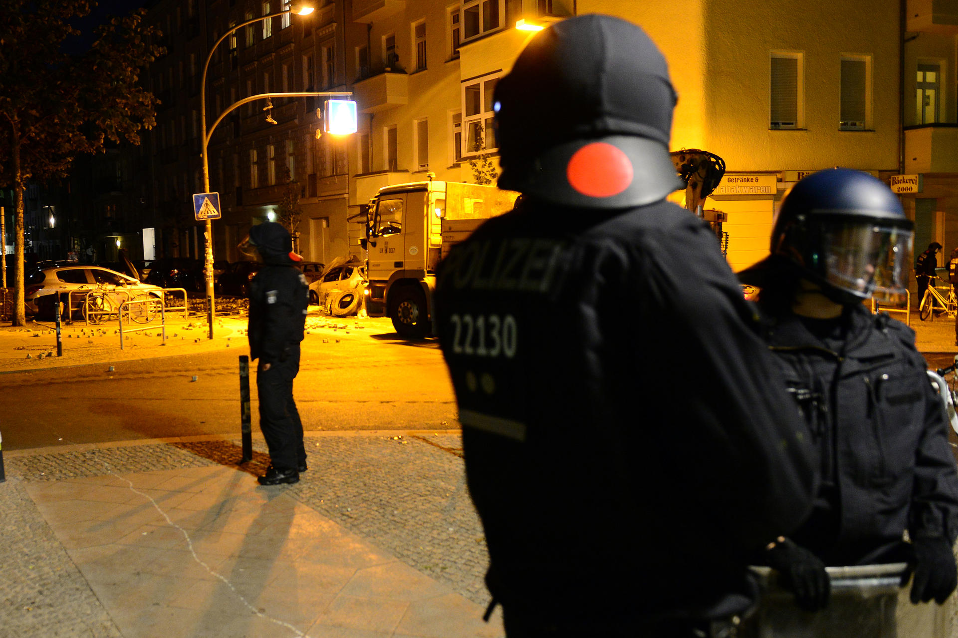 Dutzende Randalierer sind in der Nacht zum Samstag durch die Rigaer Straße in Friedrichshain gezogen. 
