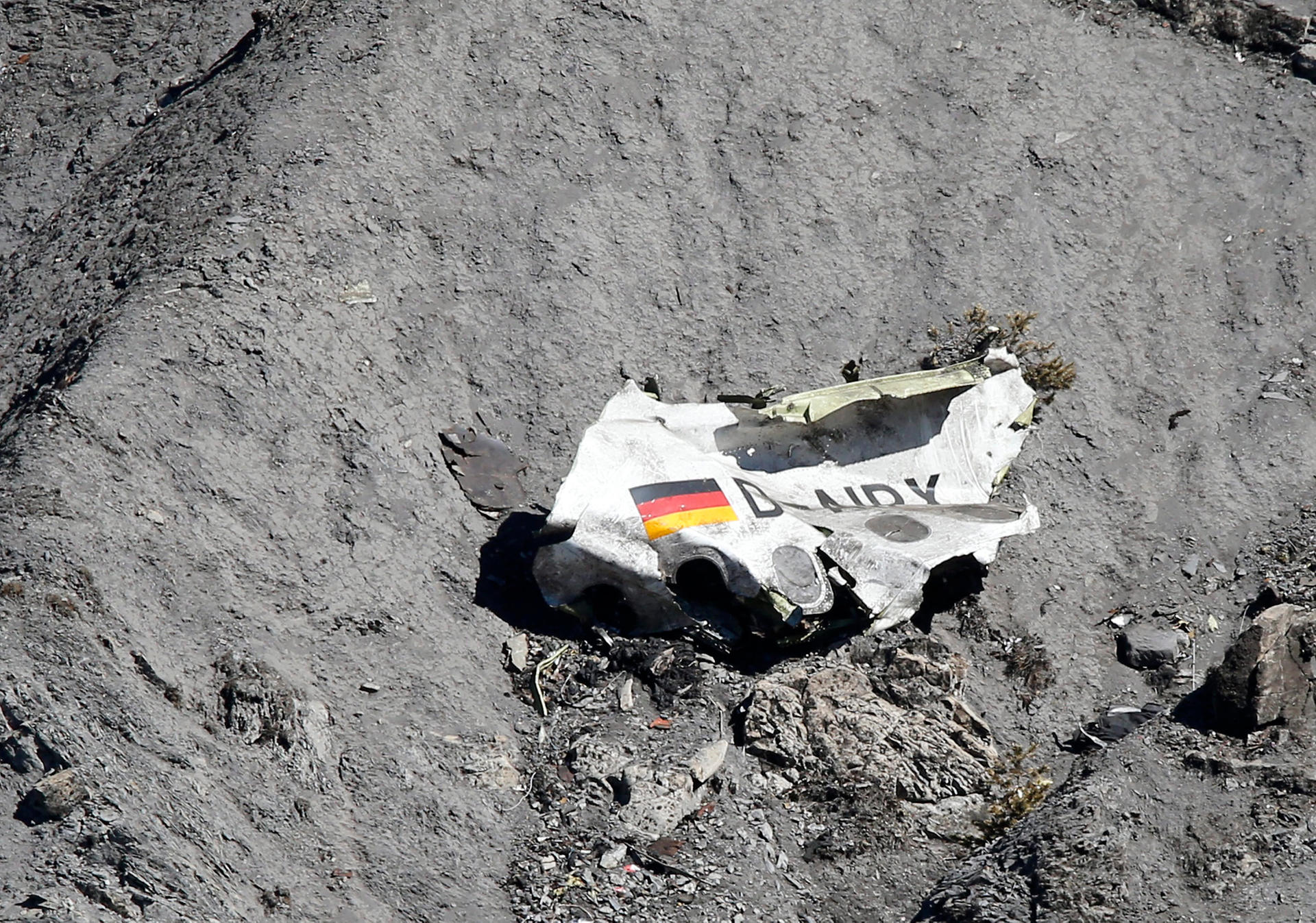 Trümmer der Germanwings-Maschine A320 liegen an der Absturzstelle in der Nähe von Le Vernet in den französischen Alpen.