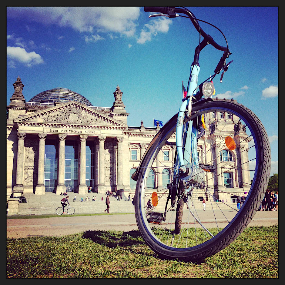 Vor allem Radler machen den Rasen kaputt – und nerven Liegewiesen-Gäste.