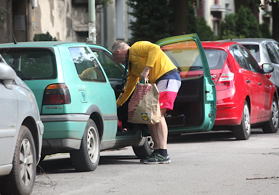 So sieht es aus, wenn der falsche Tierarzt aus seiner „Praxis“ kommt und sein Auto steigt. 