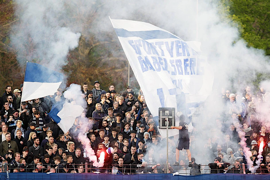 Archivbild: Babelsberg-Fans zünden Pyros - dabei bleibt es bei einigen Fans nicht.