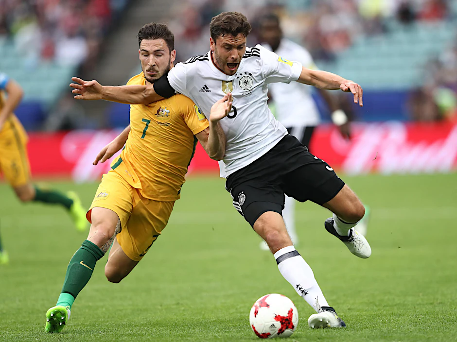 Mathew Leckie (l.) gibt im Duell mit Jonas Hector wie immer alles.