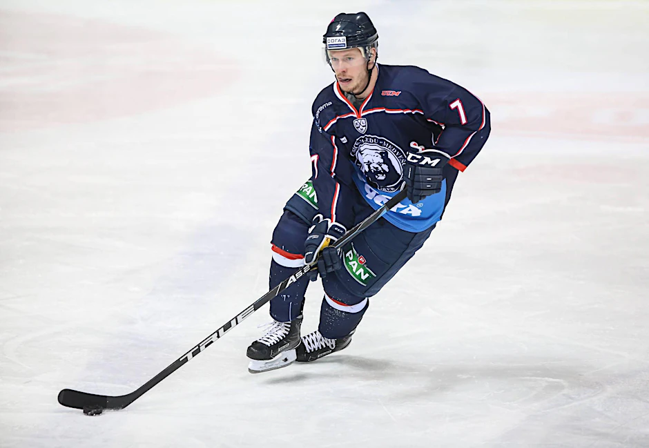 1,85 Meter groß und 93 Kilo schwer ist der neue Eisbär Blake Parlett. In Finnland hat er auch seine Torgefahr unter Beweis gestellt.