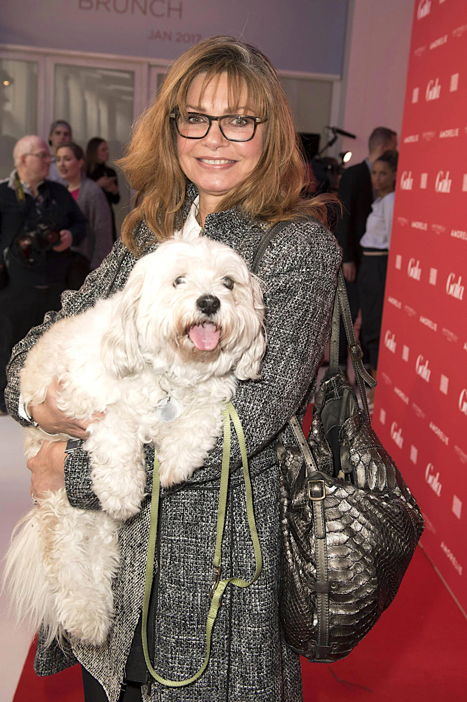 Maren Gilzer mit ihrer Hündin „Tinka“.