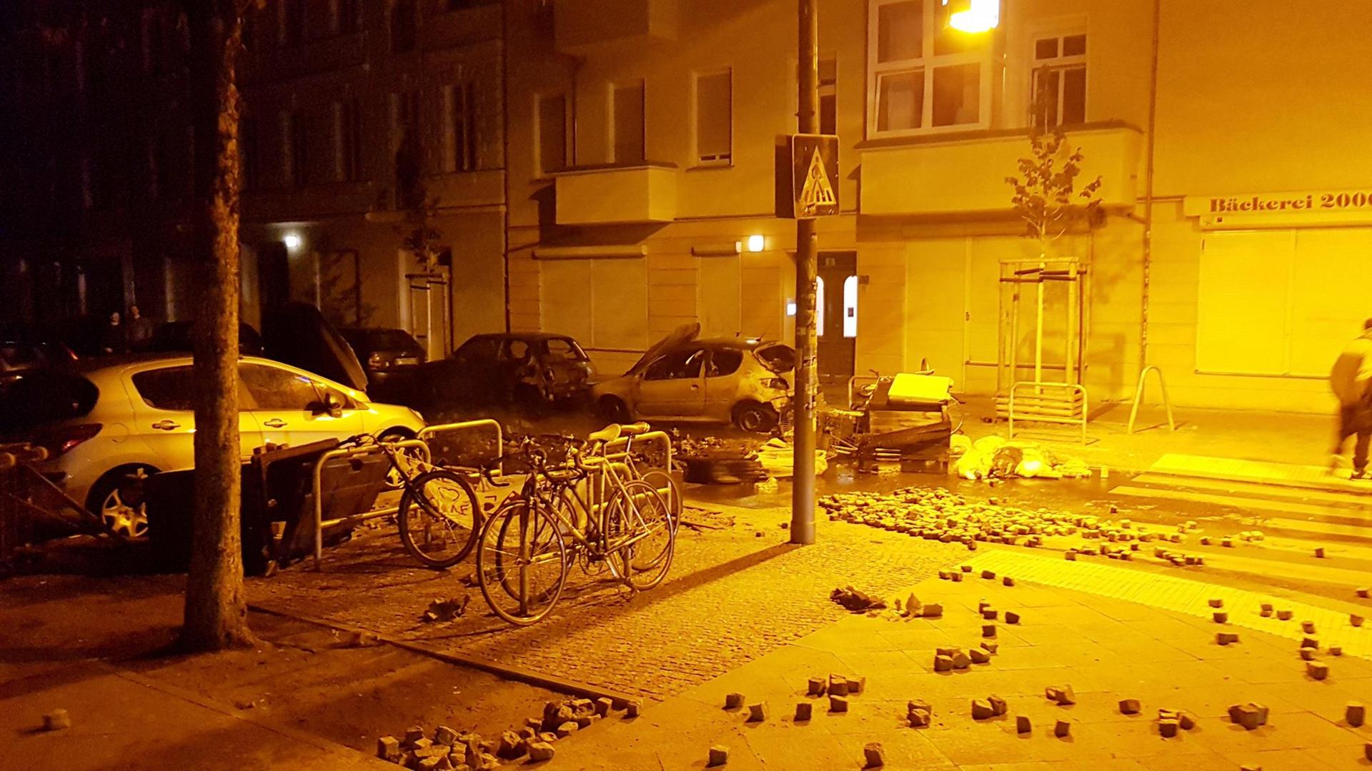 Dutzende Randalierer sind in der Nacht zum Samstag durch die Rigaer Straße in Friedrichshain gezogen. 