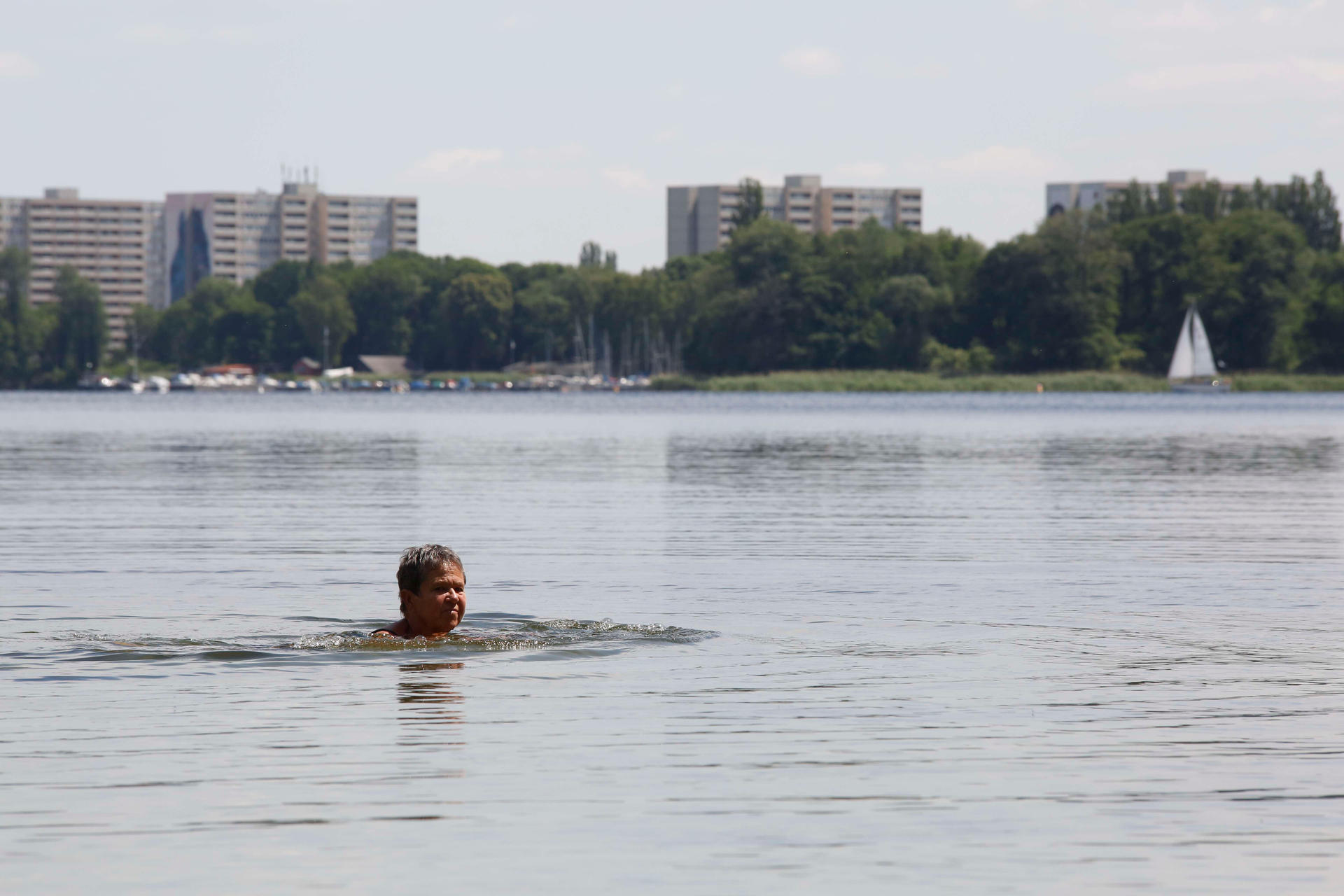 Anita Breßler geht trotz der deutlichen Warnhinweise am Tegeler See ins Wasser.