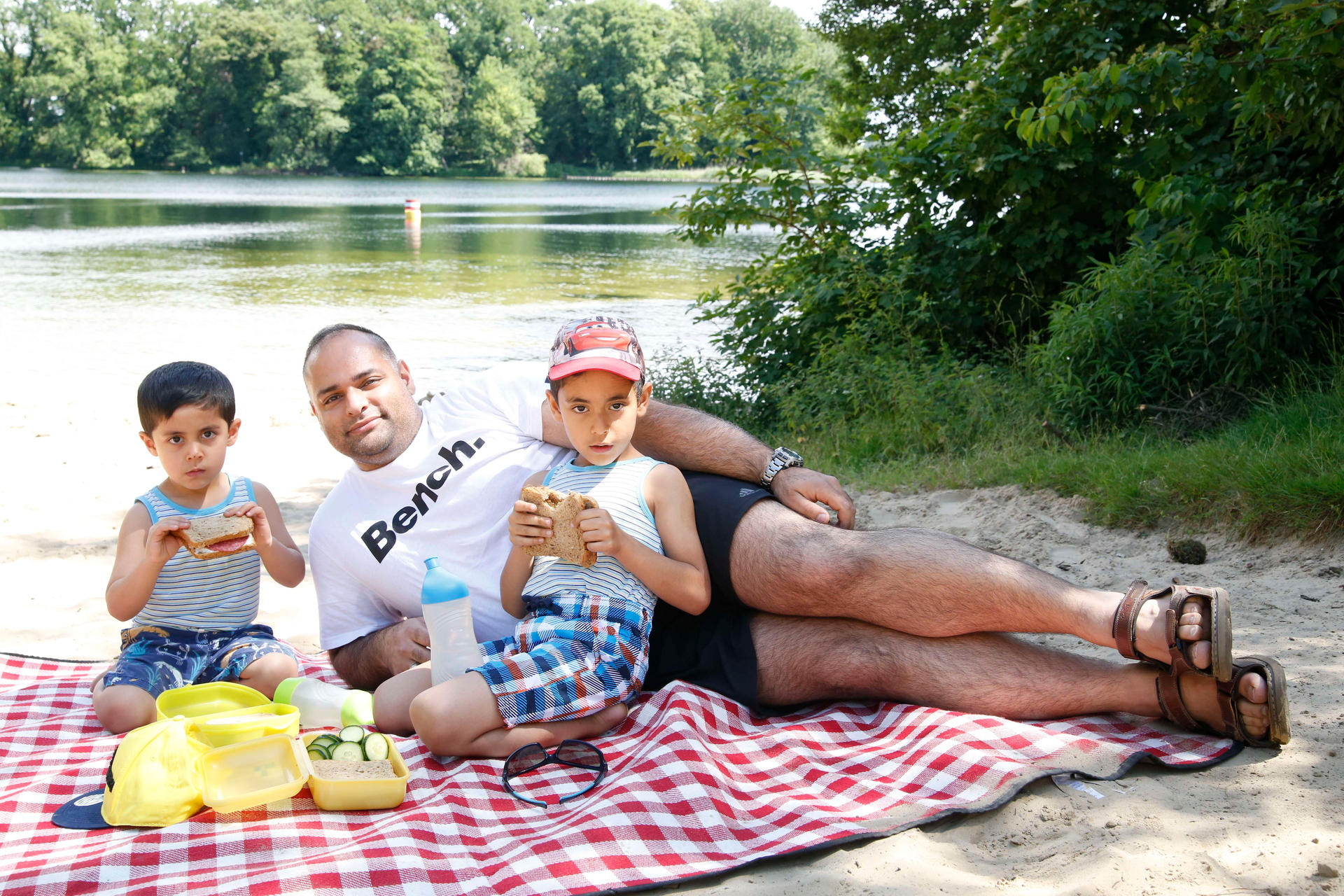 Papa Cumali Bagci hat erst am See von der Badewarnung gehört. Er lässt seine Söhnen Kerem (3) und Yasin (5) nicht ins Wasser.