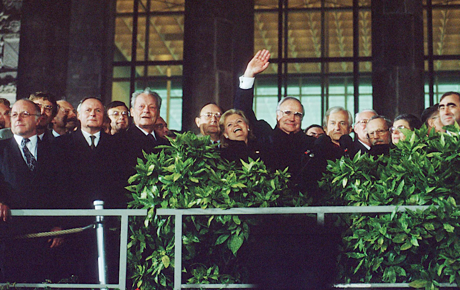 Mit erhobenem Arm vor dem Berliner Reichstag im Oktober 1990: Helmut Kohl.