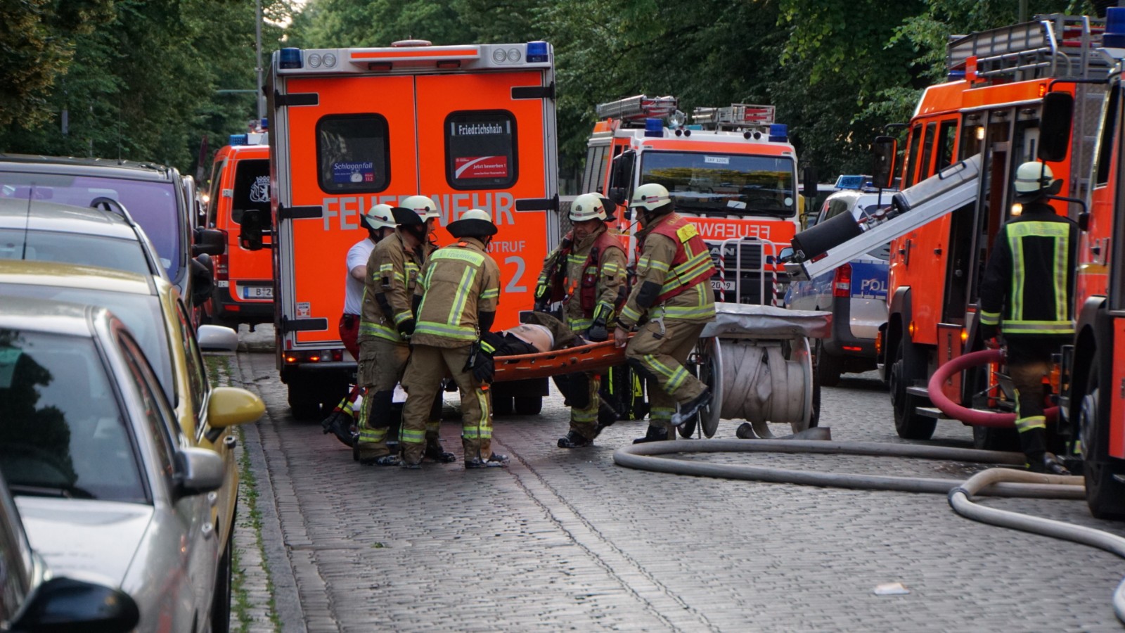 Rund eine Stunde nach Beginn der Löscharbeiten wurde eine leblose Person gefunden, die umgehend im Rettungswagen reanimiert wurde.