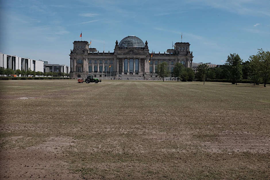 Der kaputte Rasen vorm Reichstag wird gerade für 35.000 Euro auf Vordermann gebracht. 