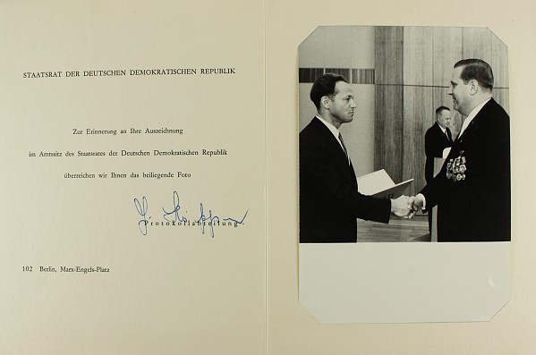 Verleihungsurkunde mit Originalunterschrift von Walter Ulbricht. 