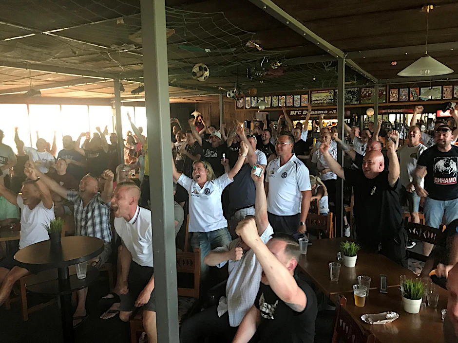 Über Schalke freuen sich die Fans im Vereinsheim schon bei der Auslosung so, als hätte der BFC den DFB-Pokal gewonnen. 