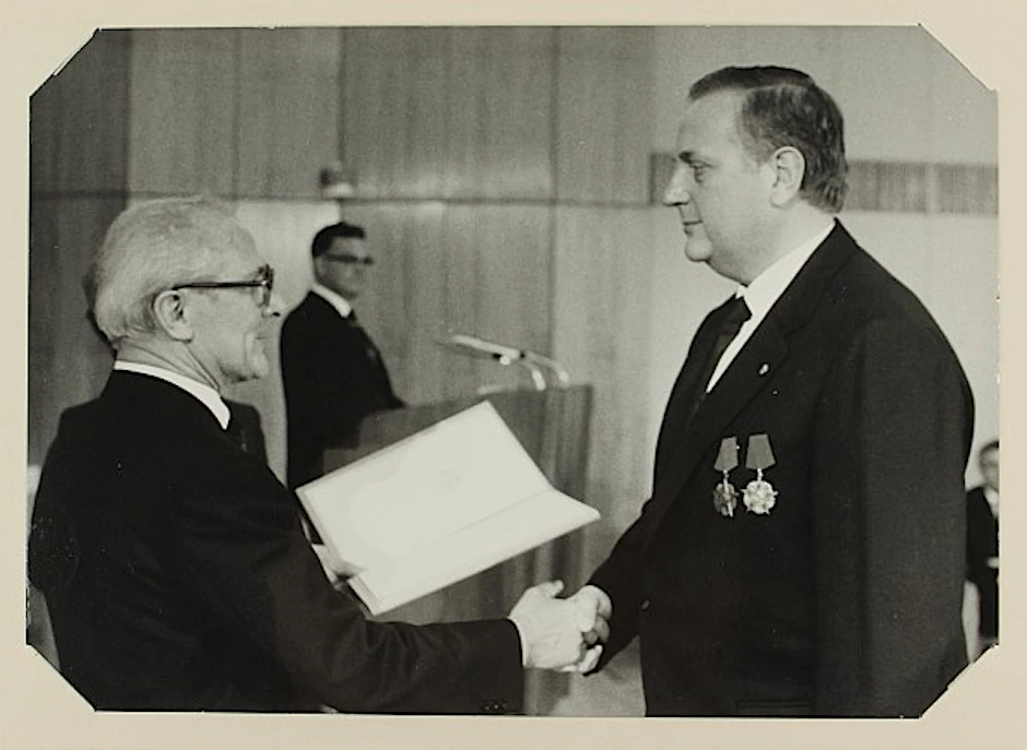 Honecker überreicht Schalck-Golodkowski den Großen Stern der Völkerfreundschaft (1984).