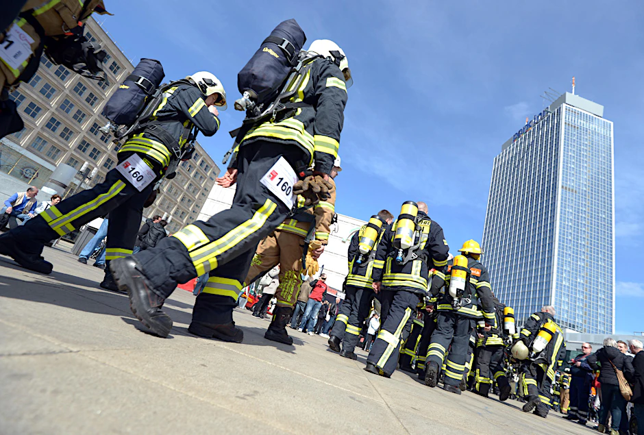 Einsatzkräfte der Berliner Feuerwehr vor dem Park Inn am Alexanderplatz. 