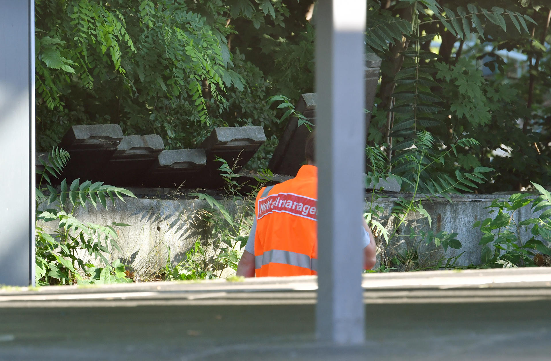Ein Mitarbeiter der Bahn geht am 19.06.2017 in Berlin an geöffneten Kabelschächten am S-Bahnhof Treptower Park vorbei.