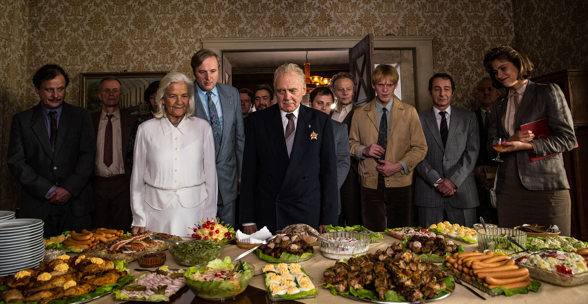 „In Zeiten des abnehmenden Lichts“ spiegelt die Geschichte der DDR im Schicksal einer Familie. Filmszene mit Bruno Ganz als Wilhelm Powileit.   
