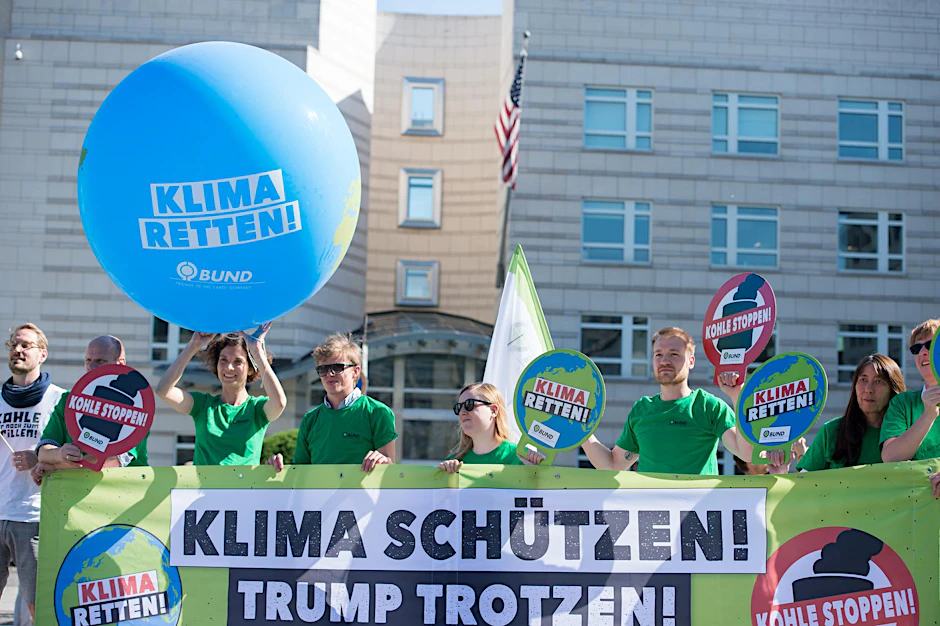 Aktivisten des BUND protestieren auf dem Pariser Platz in Berlin gegen einen möglichen Ausstieg der US-Regierung aus dem Pariser Klimaabkommen. 