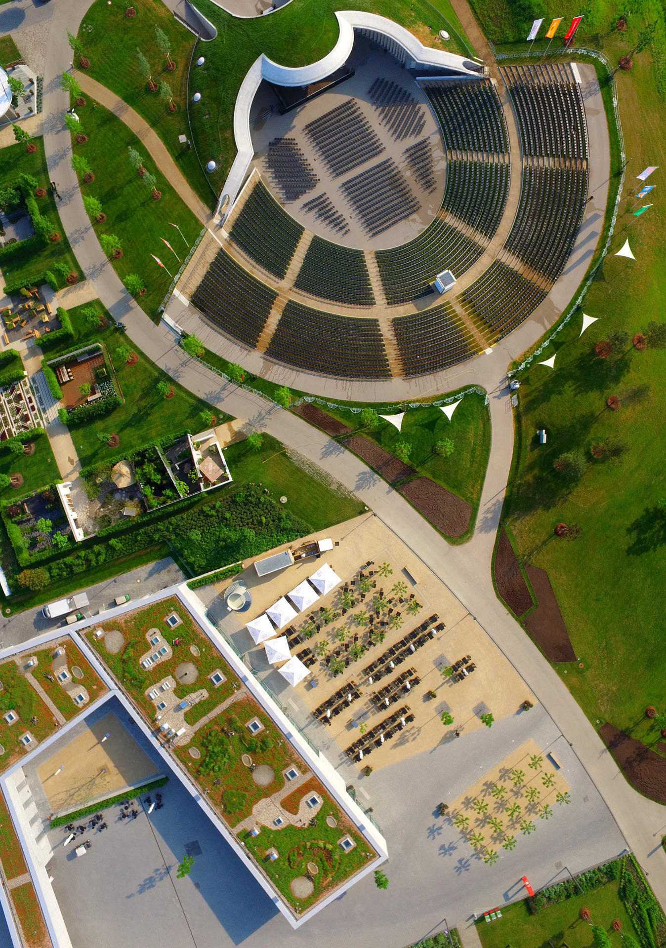 Das Besucherzentrum mit der Arena.