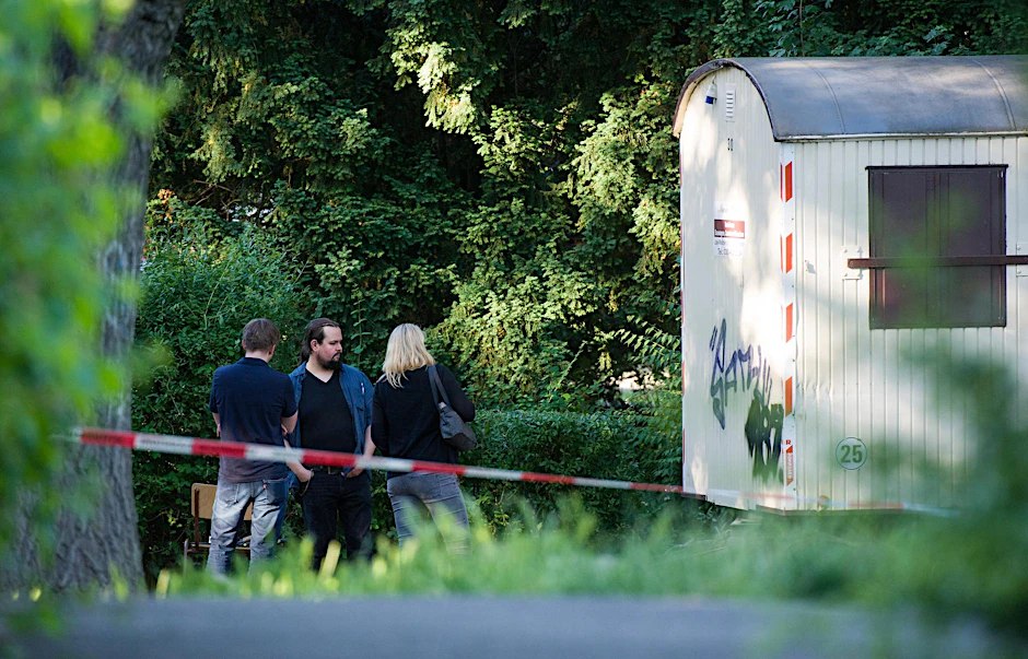 Polizeibeamte stehen am Ort der Auffindung des Mannes.