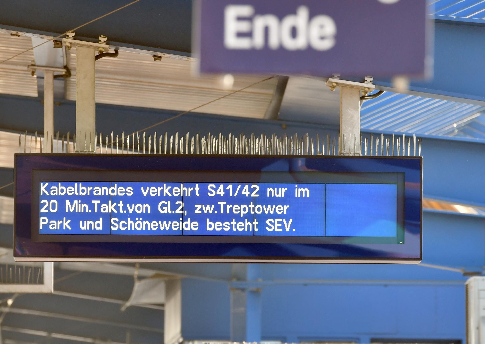 Eine Hinweistafel informiert am 19.06.2017 in Berlin die Reisenden und Pendler im S-Bahnhof Treptower Park über den Kabelbrand. 